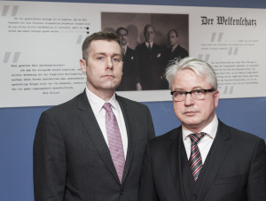 Nicholas M. O’Donnell, Anwalt der amerikanischen Kanzlei Sullivan & Worcester LLP, Rechtsanwalt Markus H. Stötzel, re. (Stoetzel), Pressekonferenz: WELFENSCHATZ-Coup der Nazis: Deutschland wird vor US-Gericht verklagt